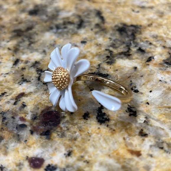 Into The Bloom Daisy Flower Ring - Picture 6 of 12